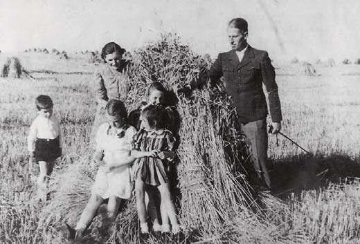 Hans Kammler with his wife Jutta and their children.
